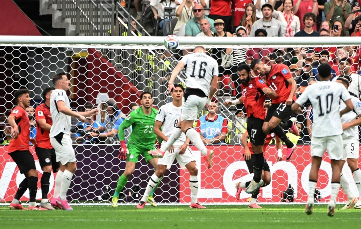 นิวซีแลนด์ขึ้นนำก่อนจากการโหม่งอันทรงพลังของเซอร์แมน 