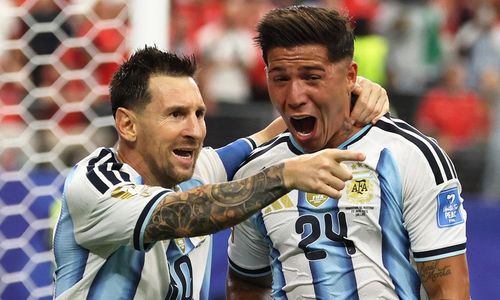 Argentina là đội dẫn trước.