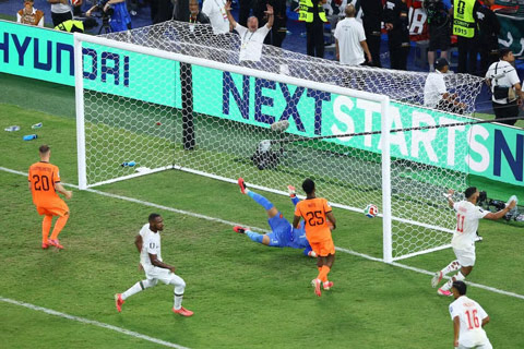 เนเธอร์แลนด์ 1-1 โมร็อกโก (จุดโทษ 2-3): โมร็อกโกจะพบกับแคนาดาในรอบ 16 ทีมสุดท้าย อีควอไลเซอร์ของดิออป
